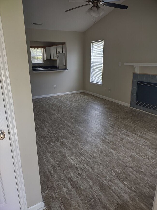 Foto del edificio - End Unit Townhome