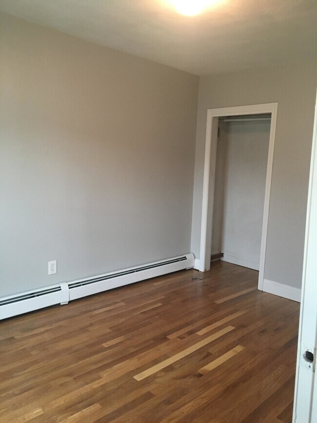 Building Photo - 291 Silver St