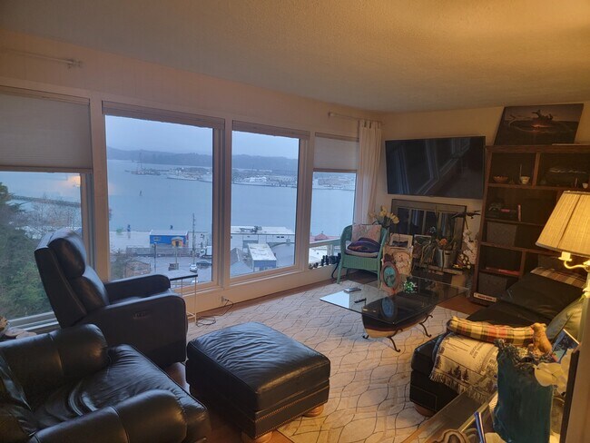 Living Room - 1212 SW Lee St