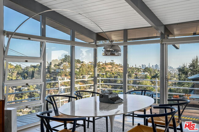Foto del edificio - 2690 Hollyridge Dr