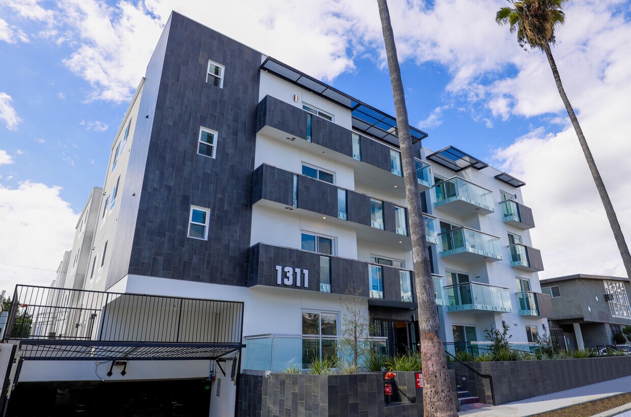 Tamarind Fountain Apartments in Los Angeles, CA