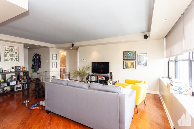 Foto del edificio - 655 W Irving Park Rd