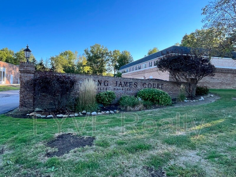 Primary Photo - 1155 Charter Oak Ln