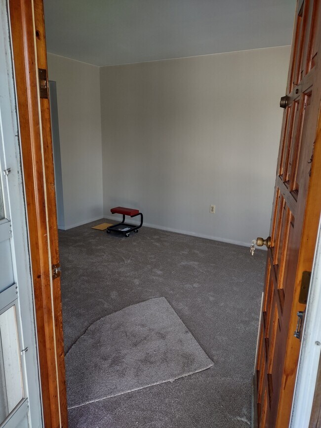 ENTER FRONT DOOR - 601 Mallard Rd