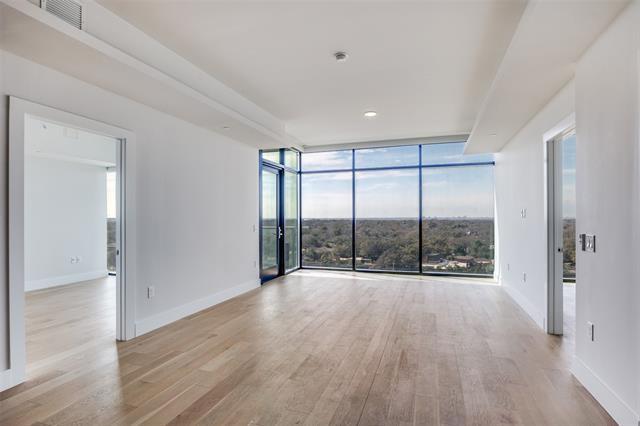 Foto del edificio - 8119 Douglas Ave