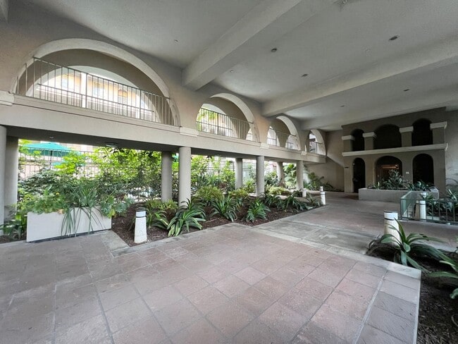 Building Photo - **555 Maine Ave #304 Long Beach** 3 bedroom 2 bath condo less than 5 miles from the beach