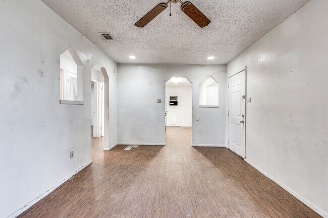 Building Photo - 5728 Bowling Dr