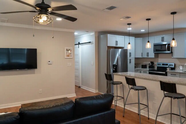 Building Photo - 215 Blue Bonnet St
