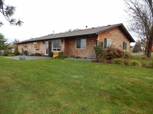 Building Photo - Lovely Rural Setting