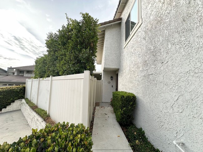 Building Photo - Spacious Townhome with Inviting Large Pati...