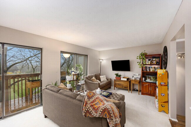 Building Photo - 1549 Charter Oak Dr