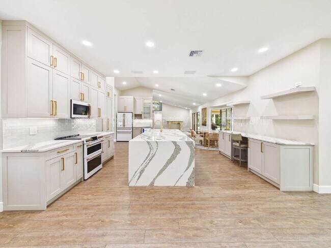 Foto del edificio - 6840 Hendry Creek Dr