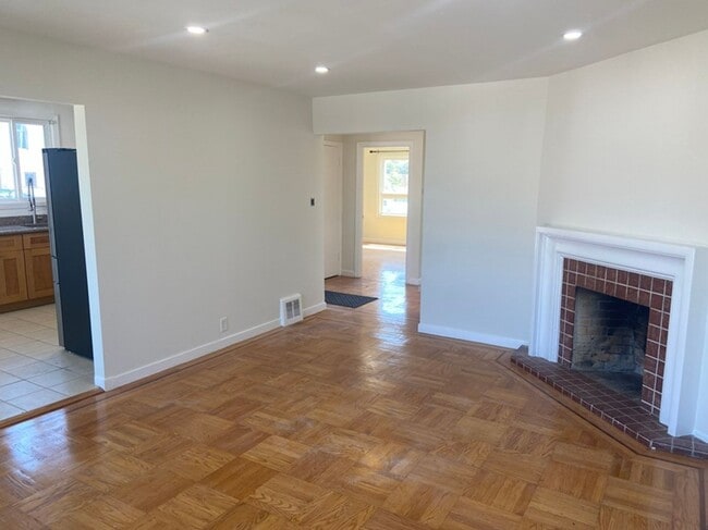 Building Photo - 1395 Oakdale Ave