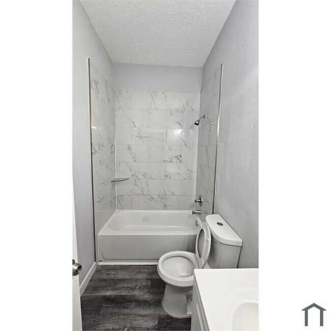 Foto del edificio - 1446 W 23rd St