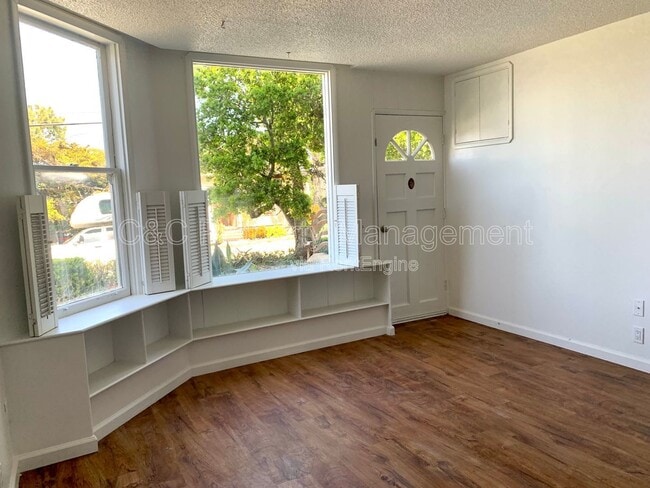 Foto del edificio - 489 Laurel Ave