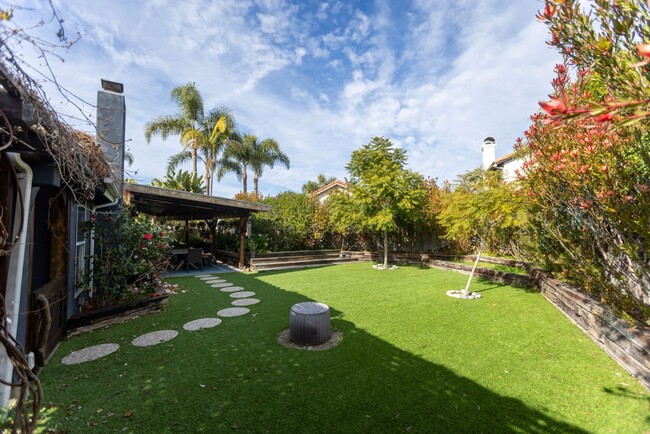 Building Photo - ***FULLY FURNISHED/Or Unfurnished 3 bed, 2...