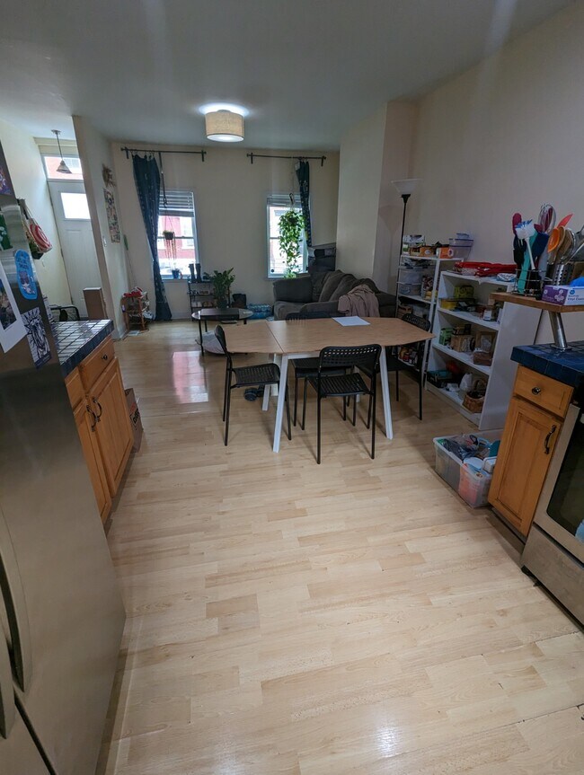 Building Photo - Renovated house center city near subway, U...