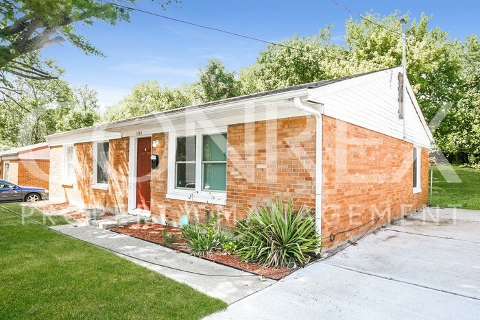 Primary Photo - Cozy Three Bedroom w/Spacious Backyard