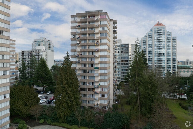 Building Photo - Edgewater Plaza