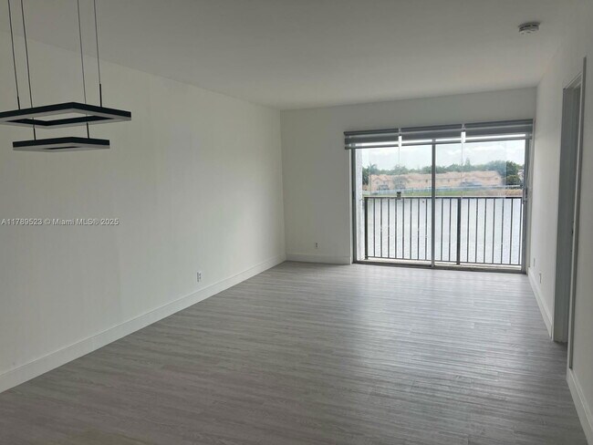 Foto del edificio - 8560 N Sherman Cir