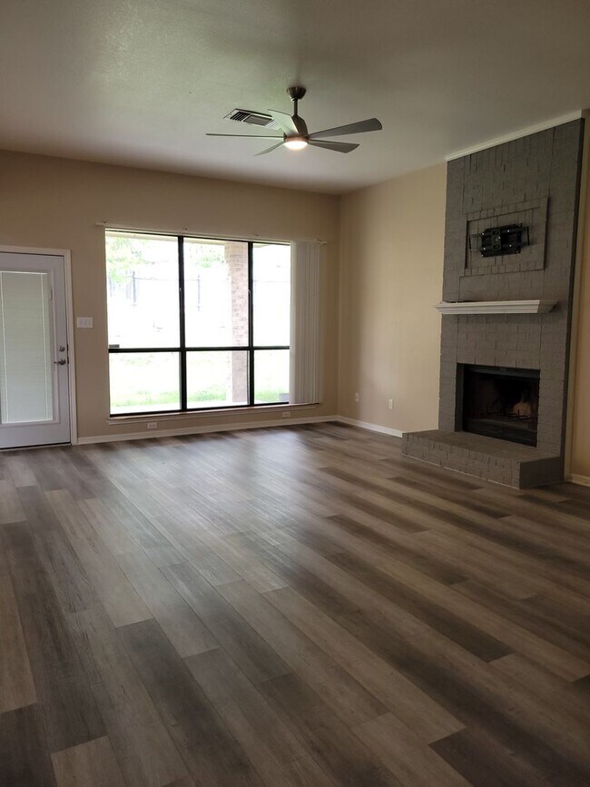 Foto del edificio - 3bd/2ba house close to major shopping, restaurants, and Ft. Hood!