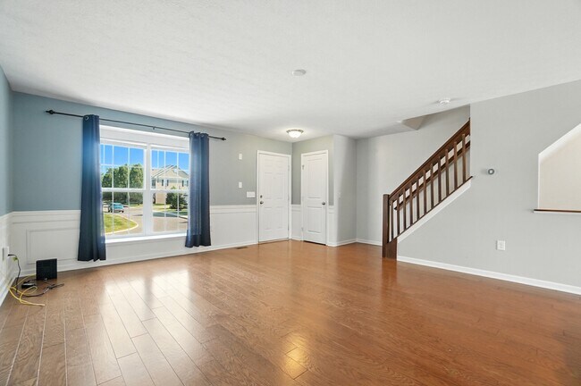 Sala de estar con armario para abrigos - 6169 Needletail Rd