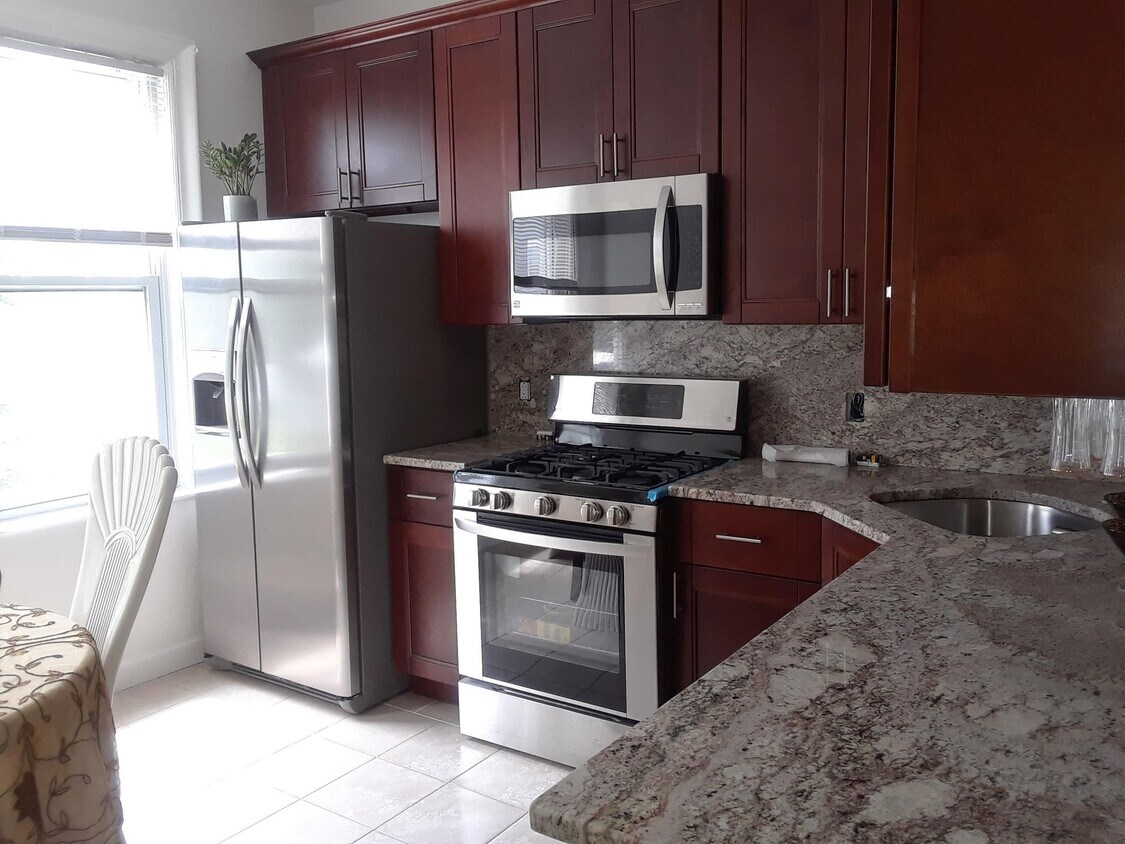 83 Hague St Unit 2ND FLOOR