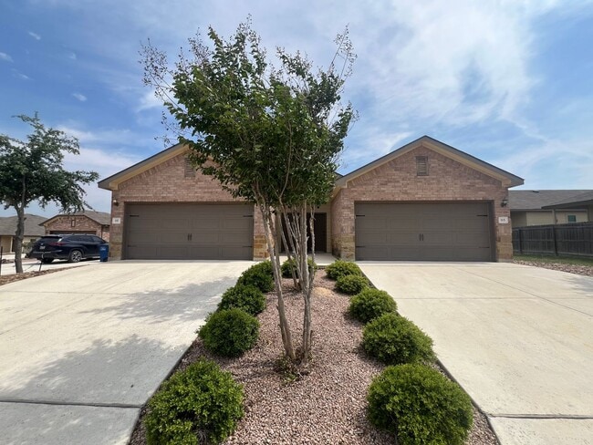 Building Photo - Luxury 3/2 duplex in great New Braunfels Neighborhood!