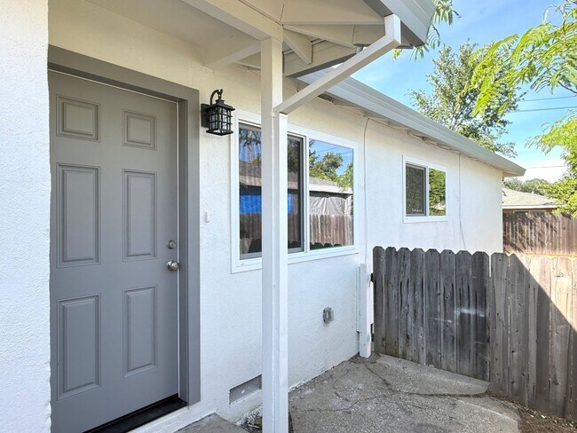 Foto del edificio - Fully Renovated 2 bed 1 bath !!
