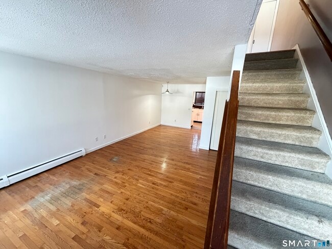 Foto del edificio - 148 High Path Rd