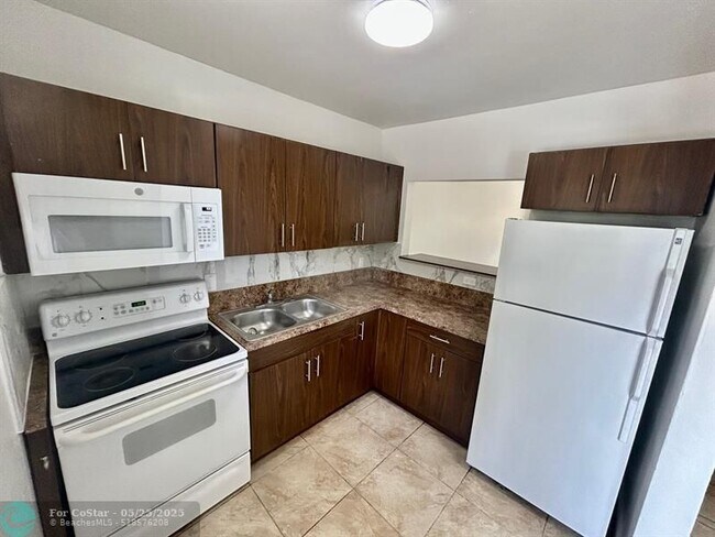 Foto del edificio - 18257 NW 23rd Ave