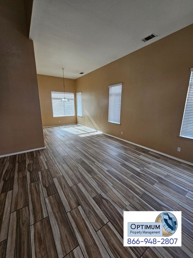 Building Photo - Spacious 6 bedroom , 3 bathroom home with downstairs bedroom and bath