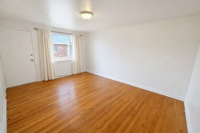 Building Photo - Charming 2-Bedroom Denver Apartment – Bright Living Space & Great Layout