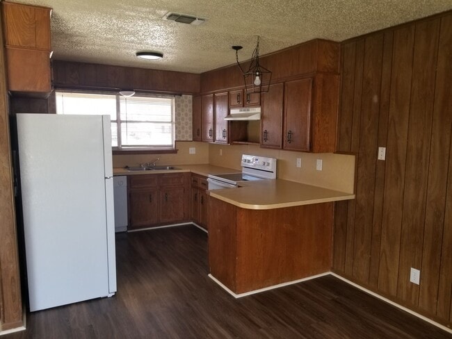 Building Photo - 1710 Kangaroo Ave