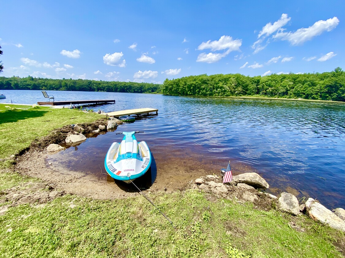 Pequeña playa ideal para sumergirse en el agua. - 83 Burncoat Ln