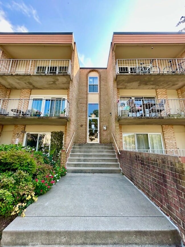 Building Photo - 11925 Parklawn Dr