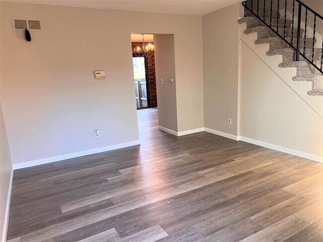 Foto del edificio - Updated 2 bedroom Townhome - University City
