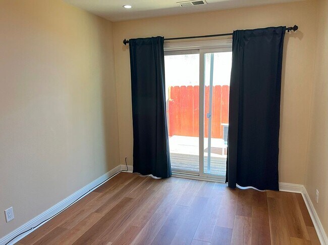 Foto del edificio - 21075 Montgomery Ave