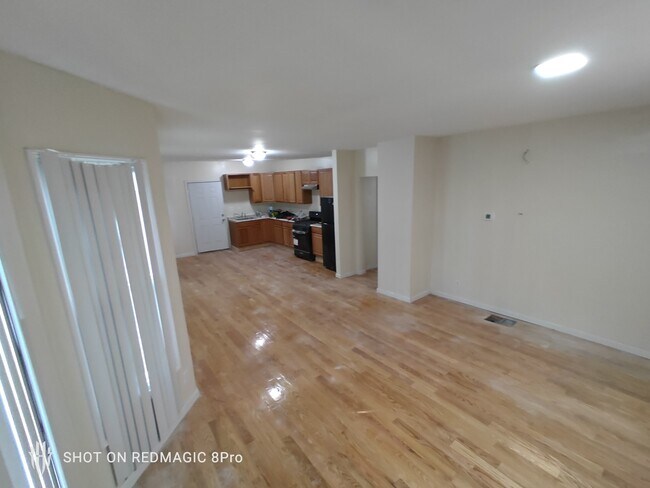 Foto del edificio - 105 Easton Ave