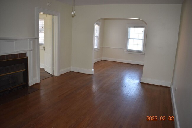 Building Photo - Gorgeous Home in Downtown Lillington!