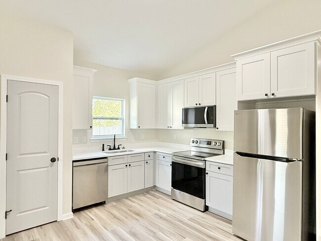 Building Photo - Modern 2-Bedroom Duplex