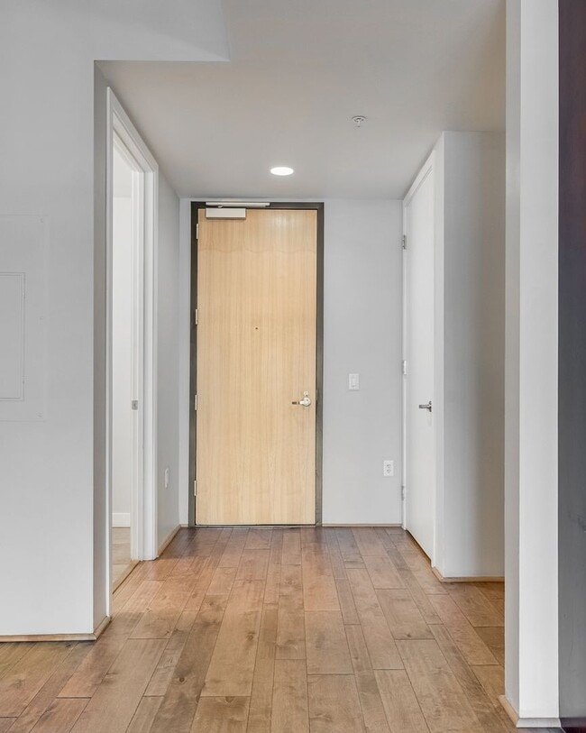 Building Photo - Sophisticated urban living in this stylish 2bd/2.5ba residence at Juhl