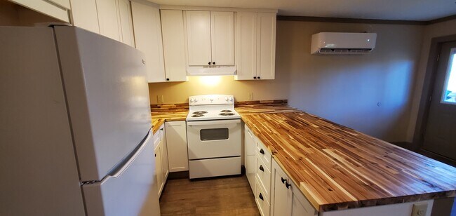Cocina con lavavajillas a la derecha - 303 Clint Norris Rd