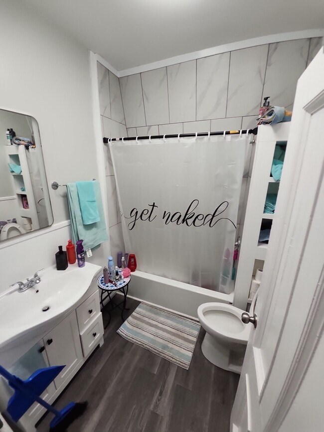 Building Photo - 114-114 Denoon St