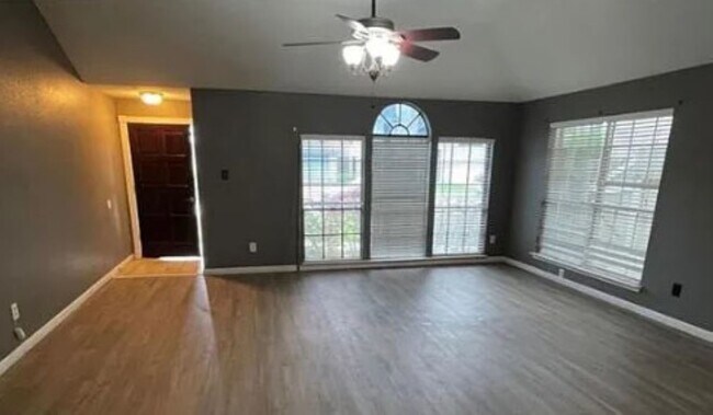 Foto del edificio - 2025 Sandy Knoll Dr