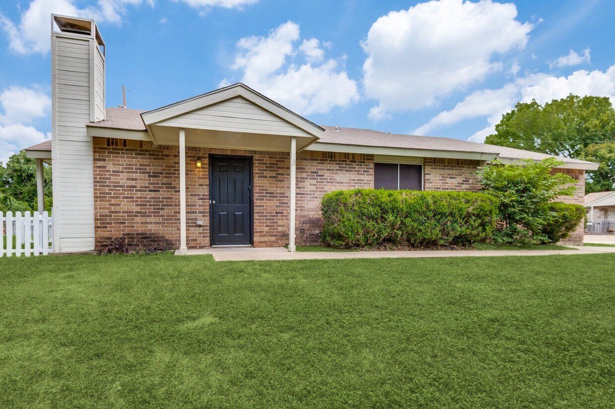 Primary Photo - 2BR Townhome on a Greenbelt!