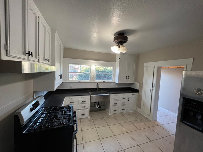 Foto del edificio - 6230 Milton Ave