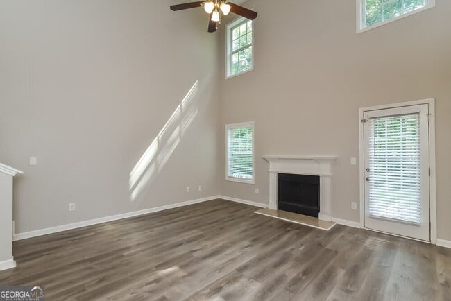 Building Photo - 6695 White Walnut Way
