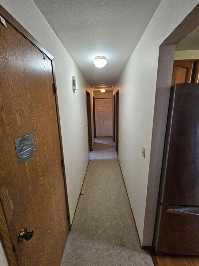 Building Photo - Beautiful 3 bedroom family home in a nice,...