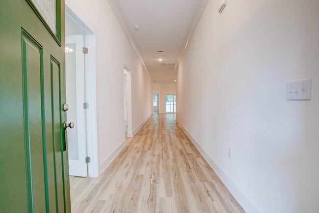 Building Photo - 1756 Thomas St